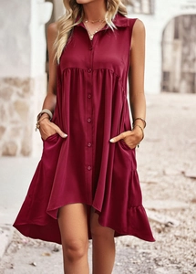 Détail de la robe sans manches bordeaux avec boutons et ourlet asymétrique coupe trapèze