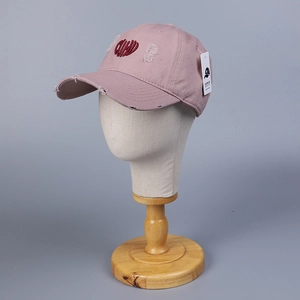 Casquette de baseball rose vieillie avec broderie cœur et détails déchirés vintage