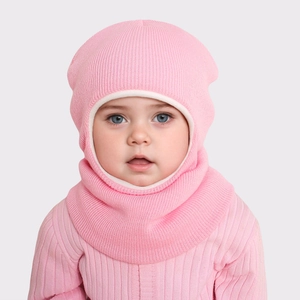 Détails de la maille du bonnet bébé rose avec bordure côtelée blanche et doublure chaude