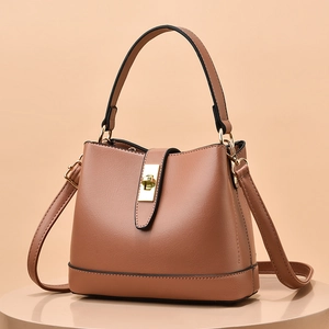 Sac seau minimaliste en cuir synthétique beige avec poignée et fermoir doré rotatif