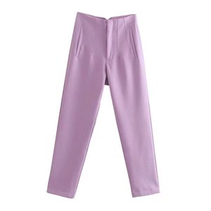 Dettaglio dei pantaloni lavanda a vita alta con cuciture verticali e tasche laterali