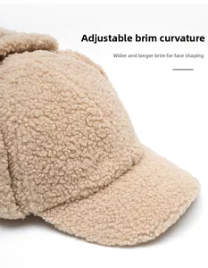 Détail de la casquette de baseball en laine d'agneau beige avec visière pliable et peluche