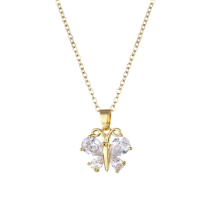 Elegante collana a farfalla dorata con scintillanti zirconi cubici su sfondo bianco