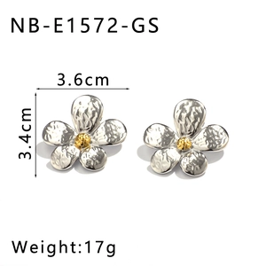 Détail de boucles d'oreilles fleur martelées en argent et or avec spécifications