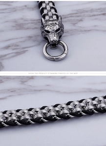 Makroaufnahme der Wolfskopf-Schließe aus Edelstahl mit schwarzem Leder-Geflecht-Armband
