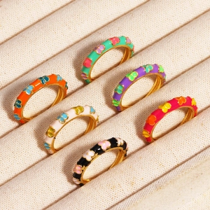 Bunte florale Emaille-Ringe mit Goldbeschichtung in einer Schmuckschatulle aus Samt