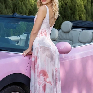Robe longue en mesh dos nu à col en V avec imprimé marbre rose sur un mannequin