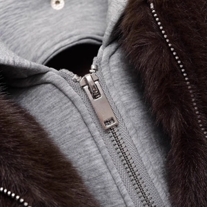 Veste tricotée grise pour femme avec col en fausse fourrure brune et zip métallique