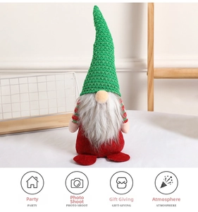 Detailansicht eines Weihnachtswichtels mit grüner Strickmütze und weißem Plüschbart