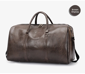 Detalle de bolsa de viaje en cuero PU café con textura y herrajes metálicos