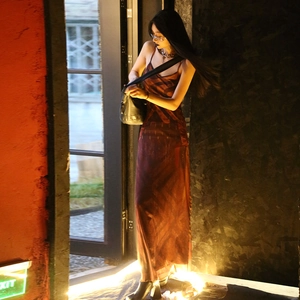 Détail d'une robe d'été à imprimé irrégulier rouge-brun avec col en V et dos nu ajusté