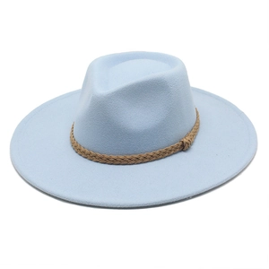 Dettaglio del cappello in feltro azzurro con elegante cordino intrecciato marrone