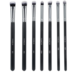 Détail du kit de 7 pinceaux yeux avec manches noir mat et poils en dégradé de couleur