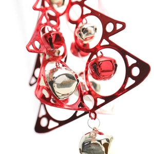 Decorazione natalizia nordica ad albero in metallo rosso con campanelli per negozi
