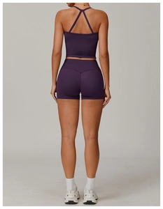 Vista posteriore del reggiseno sportivo con spalline e shorts da yoga viola scuro
