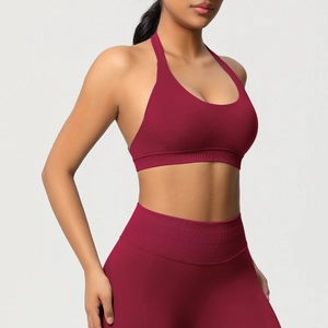 Détail du soutien-gorge de sport bordeaux à licou avec ourlet côtelé et legging taille haute