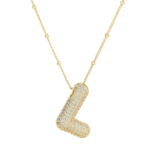 Détail d'un pendentif lettre L plaqué or 18K serti de pierres de zircone cubique brillantes