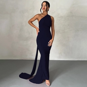 Detailansicht der dunkelblauen One-Shoulder-Abendrobe mit Schleppe und bodenlangem Schnitt