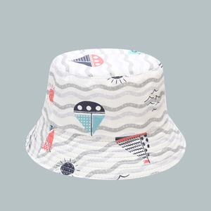 Dettaglio dei motivi nautici sul cappello da sole in cotone bianco per bambini