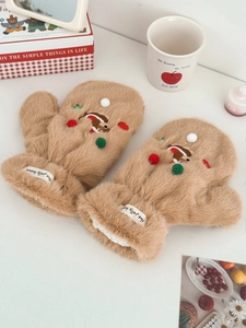 Détail de moufles en peluche marron avec broderie ours de Noël et texture en fourrure douce