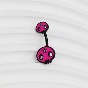 Vue détaillée du piercing de nombril crâne rose de style punk avec strass bleus