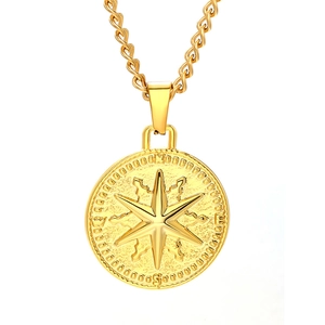 Collier en acier inoxydable plaqué or 18k avec un pendentif étoile boussole sur fond blanc