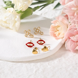 Lot de trois paires de boucles d'oreilles en acier titane avec croix, lèvres et cœurs