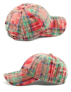 Détail de la casquette de baseball en coton à carreaux rouges et verts avec boucle en métal