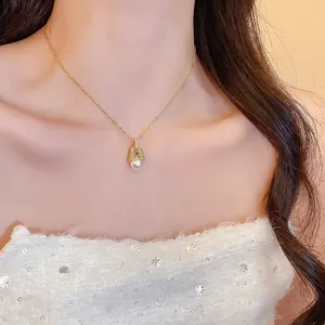 18k vergoldete Halskette mit Zirkonia-Diamant-Rahmen und runder Perle als Anhänger