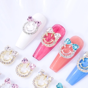 Bijoux à ongles nœud et smiley scintillants avec strass colorés sur base métallique