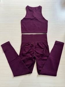 Detail von pflaumenfarbenem Seamless-Yoga-Set mit High-Waist-Leggings und Crop-Top mit Rippstruktur