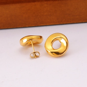 Polierte 18K vergoldete Edelstahl Creolen für Damen auf weißem Grund im geometrischen Look