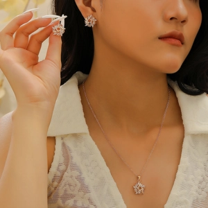 Elegantes Schmuckset in Roségold mit Schneeflocken und Kristallen an Model