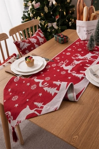 Dettaglio del runner natalizio rosso con motivi jacquard di renne e fiocchi di neve bianchi