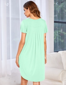 Dettaglio di camicia da notte verde menta a maniche corte con retro a pieghe e maglia