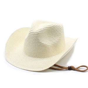 Détail d'un chapeau de cowboy en paille avec tissage beige et jugulaire réglable marron