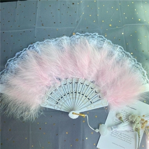 Éventail pliant en plumes roses avec baleines sculptées et pompon pour danse classique
