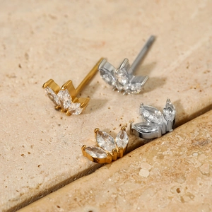 Boucles d'oreilles en zircon à trois pétales dorées et argentées sur fond de pierre