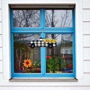 Wanddeko aus Holz im LKW-Design mit Buffalo Plaid und Sonnenblumen am blauen Fenster