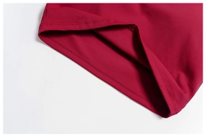 Vue détaillée de l'ensemble de yoga rouge avec couture double et texture du tissu en gros plan