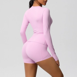 Détail du dos sans couture du haut de yoga à manches longues et du short de sport taille haute