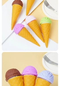 Dettaglio di coni gelato artificiali colorati disposti su un piatto bianco con forchetta