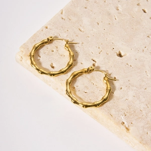 Créoles rétro en acier inoxydable doré 18 carats avec texture bambou sur socle en pierre
