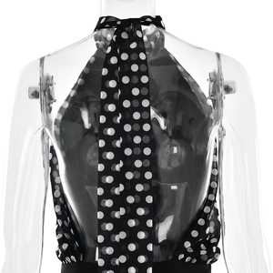 Vue arrière d'une robe dos nu à pois avec fermeture à nouer et tissu en mousseline fine