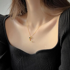 Collana in argento 925 dorato con pendente geometrico irregolare e pietra nera elegante