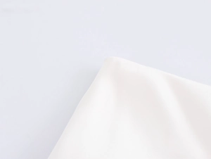 Nahaufnahme der weißen Webstruktur und Nahtverarbeitung des eleganten 3D-Blumen-Sets