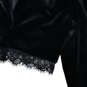 Nahaufnahme des schwarzen Samt-Crop-Tops mit zarten Spitzenbesatz und weicher Stofftextur