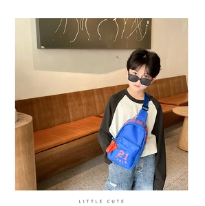 Détail du sac de poitrine bleu pour enfants avec imprimé 21 rouge et sangle ajustable