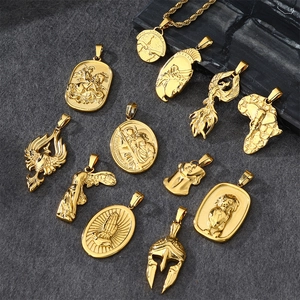 Sammlung von 18 Karat vergoldeten Titanstahlketten mit runden Vintage-Geometrie-Anhängern