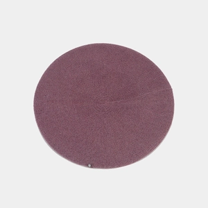 Texture de tricot détaillée d'un béret en fourrure de lapin mauve avec décor argenté